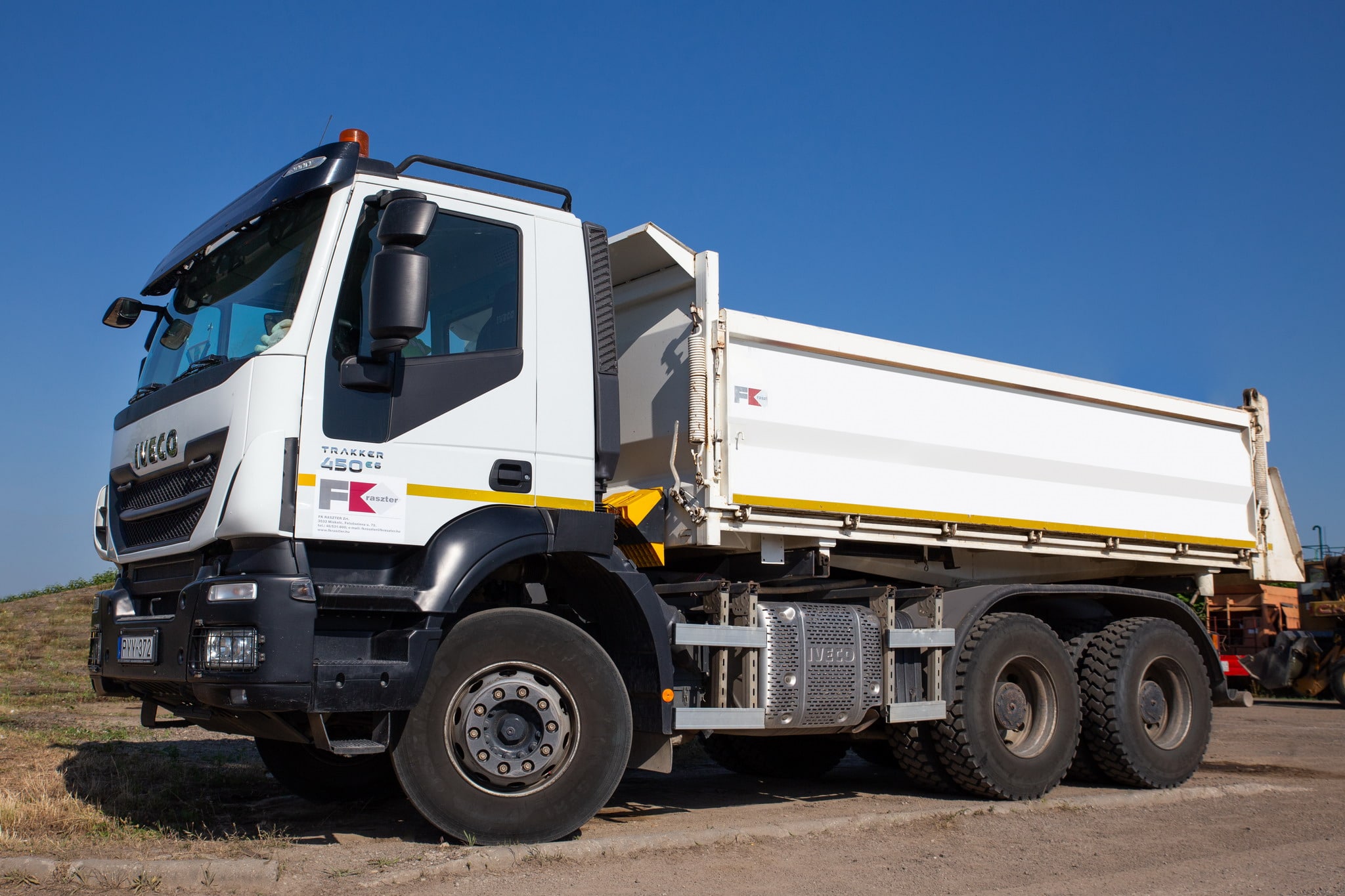 IVECO 3ax pickup truck